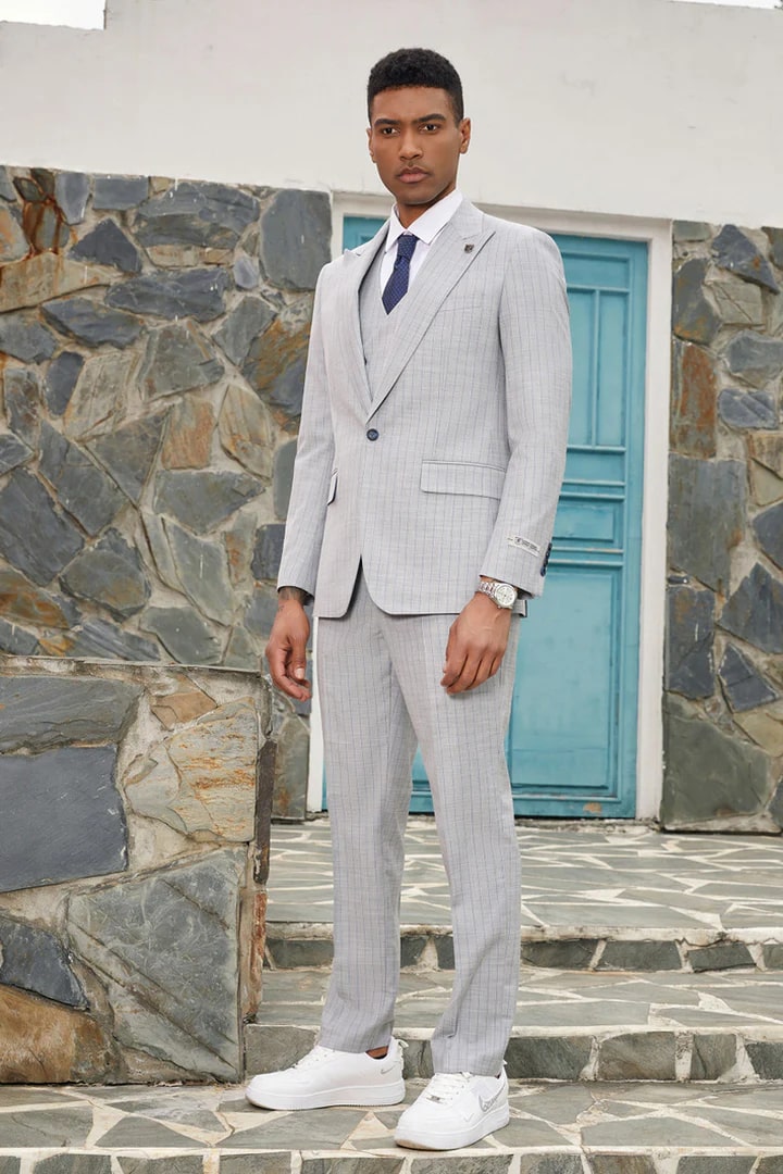 Traje gris claro - Traje gris plateado para boda - Traje de hombre de raya diplomática gris claro con solapa de pico y un botón con chaleco de Stacy Adams